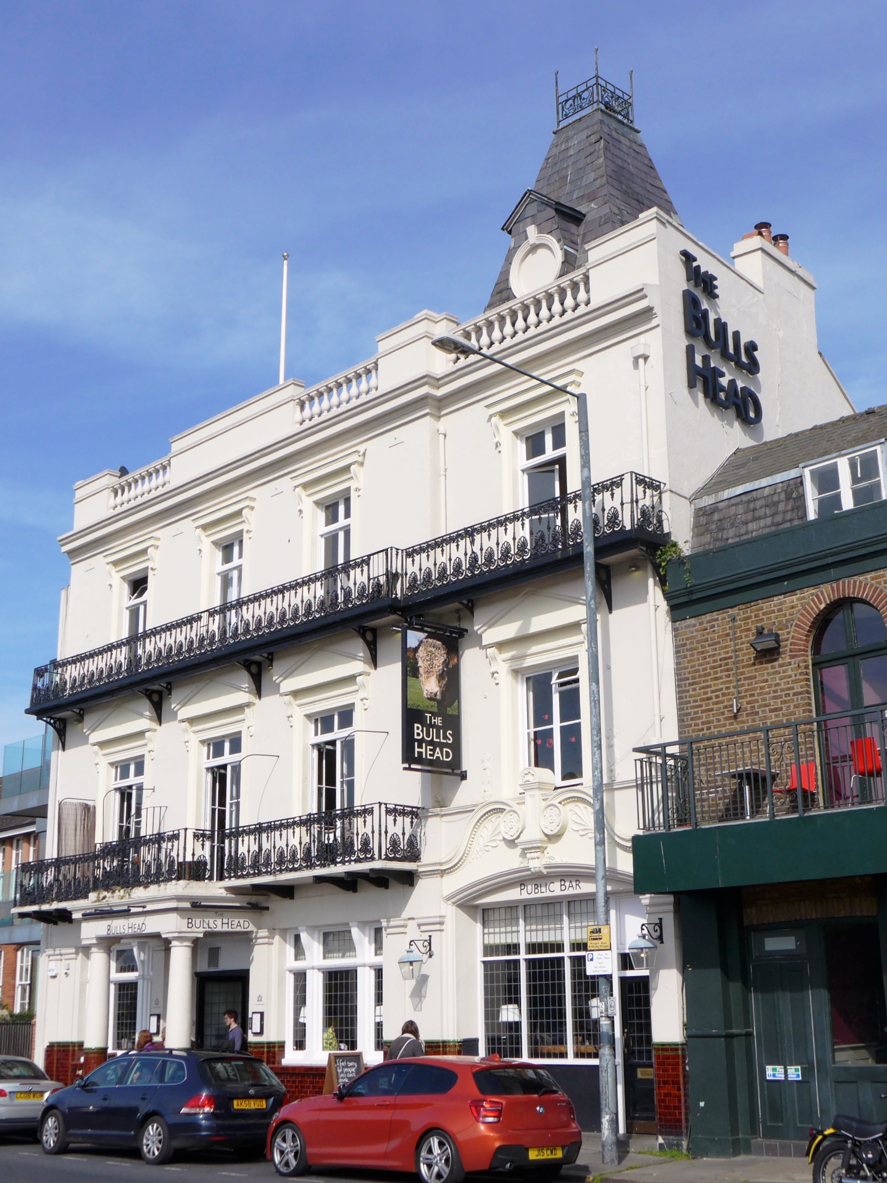The Bull's Head pub on Lonsdale Road, Barnes, one of several riverside venues serving Sunday lunch.